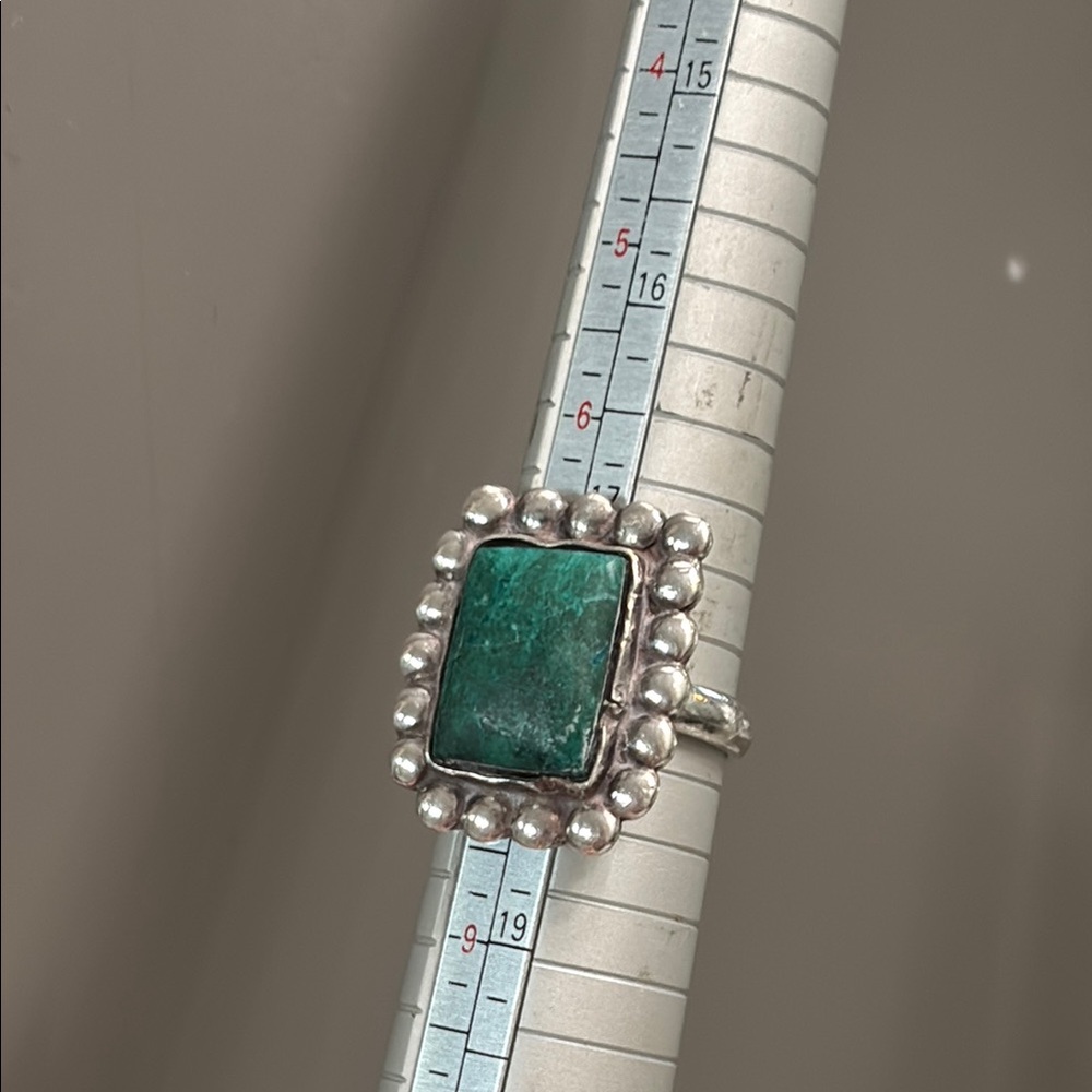 Elegant Silver and Green Stone Ring - Picture 12 of 14
